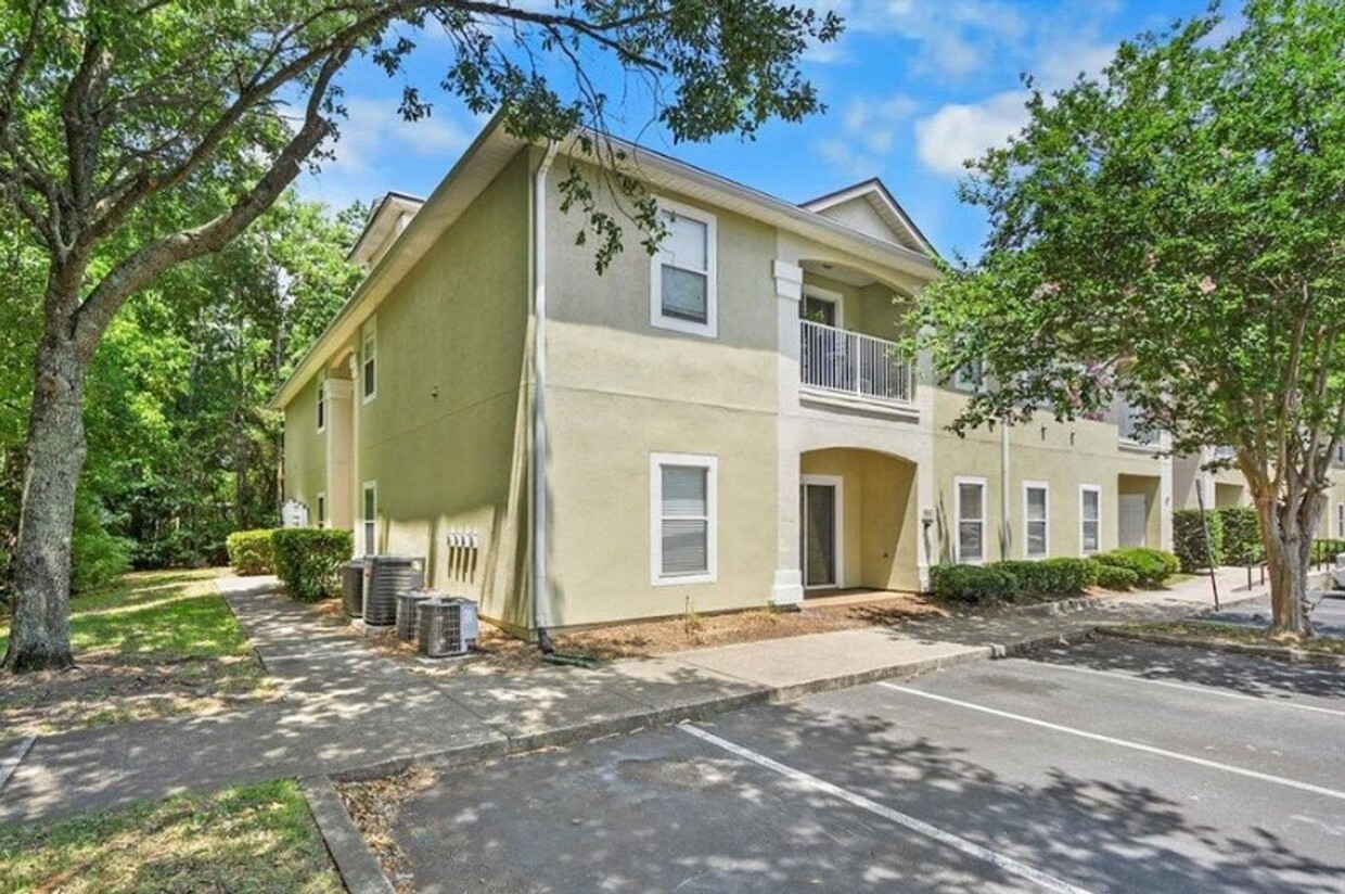 Primary Photo - Immaculate Ground Floor Condo in Gated Com...