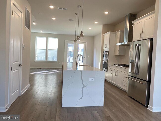 Building Photo - 16356 Columbus Ave