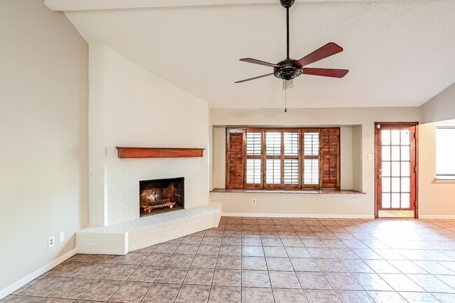 Foto del edificio - 6019 Coachgate Dr