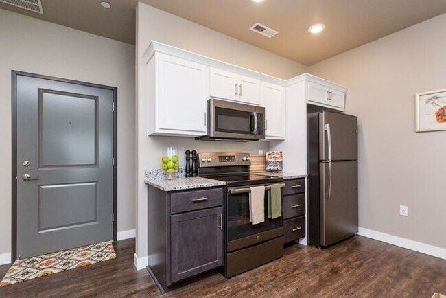 Building Photo - $1150 | 1 Bedroom, 1 Bathroom Condo | Subl...