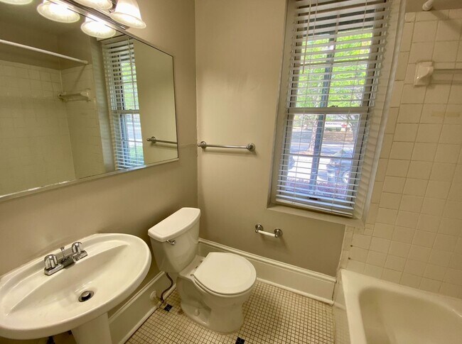Building Photo - Spacious One Bedroom in Poncey-Highland