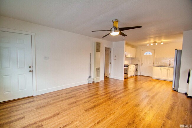 Foto del edificio - 550 W 10th St