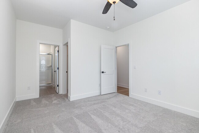 Dormitorio en el piso principal con vestidor y baño completo. - 514 Billingshurst Way