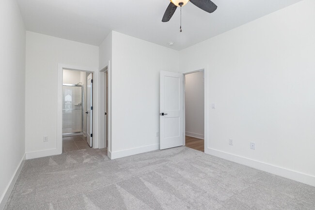 Main floor bedroom with walk in closet and full bath - 514 Billingshurst Way