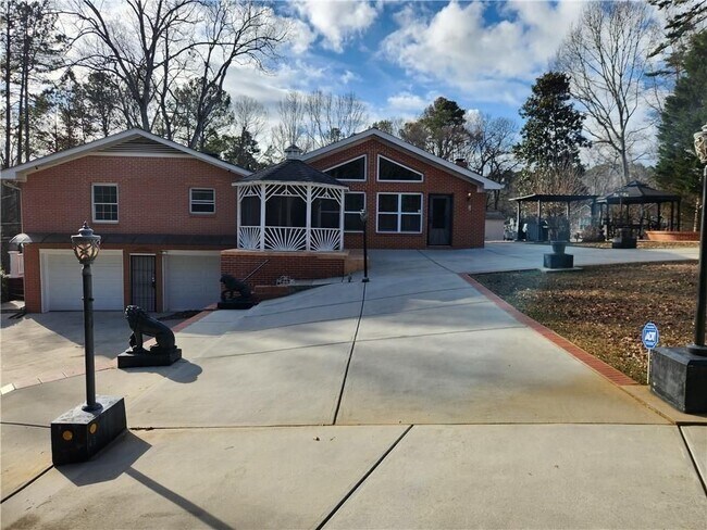 Foto del edificio - 2959 Pine Hill Dr