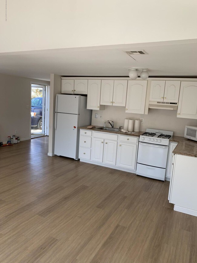 Building Photo - 226 Fernwood Dr