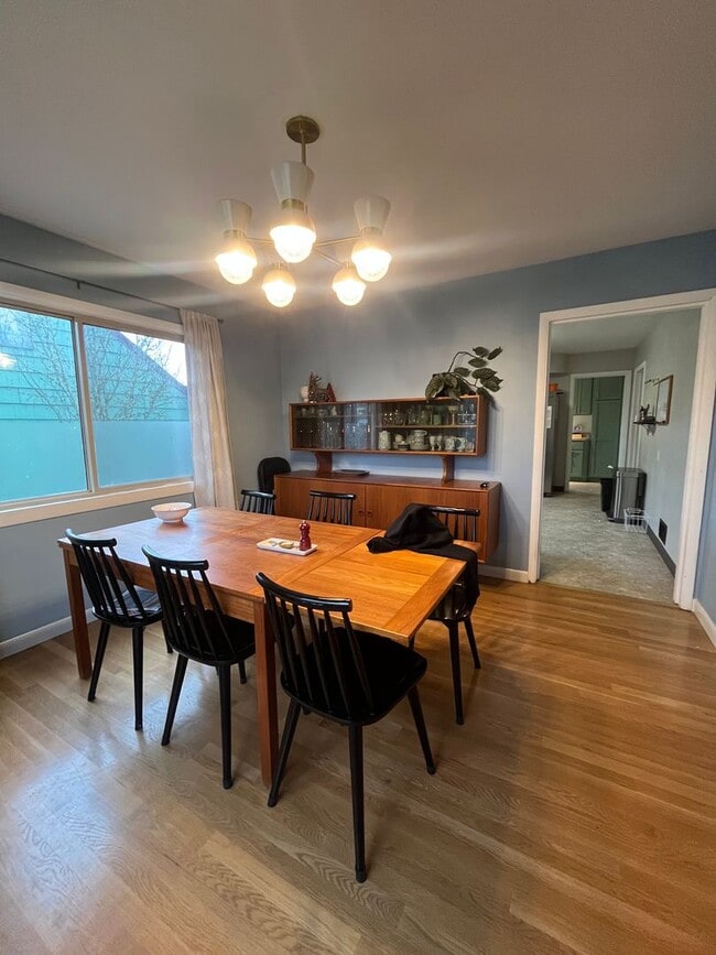 Foto del edificio - 4-Bedroom 3-Bathroom Home in Springfield