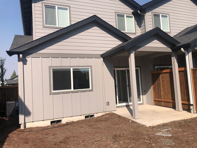 Building Photo - Newer 3 bedroom, 2.5 bath duplex in desira...