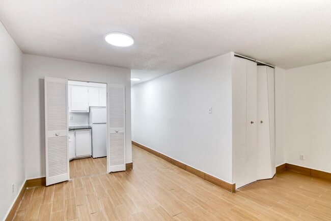 Building Photo - 2285 Saint-Mathieu Street