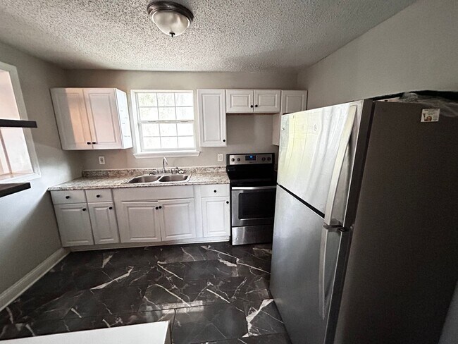 Foto del edificio - Springfield Home Available now!