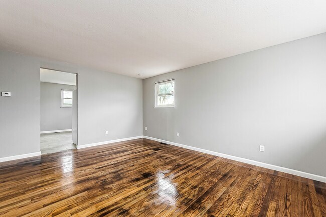 Building Photo - 868 Harwood Dr