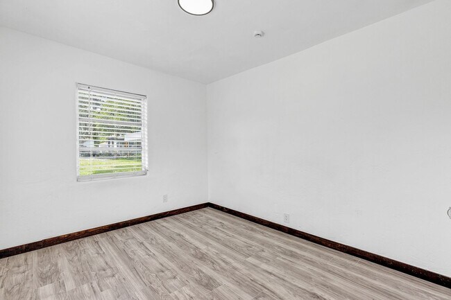 Foto del edificio - Charming Fully Fenced 2-Bedroom Home with Carport, Patio & Modern Upgrades in Daytona Beach