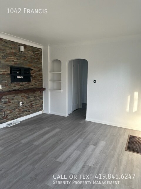 Building Photo - Cute 2 Bedroom House w/ Garage For Rent