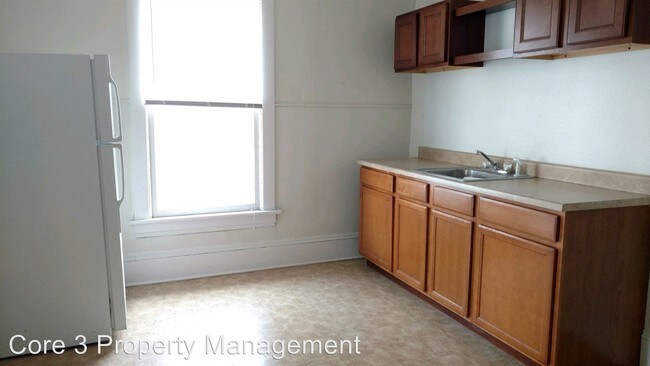 Building Photo - 707-707 E Grove St