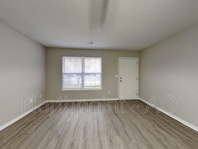 Building Photo - 407 NW Woodbury Dr