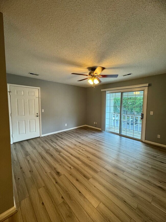 Building Photo - 2Bedroom Condo in Greensboro