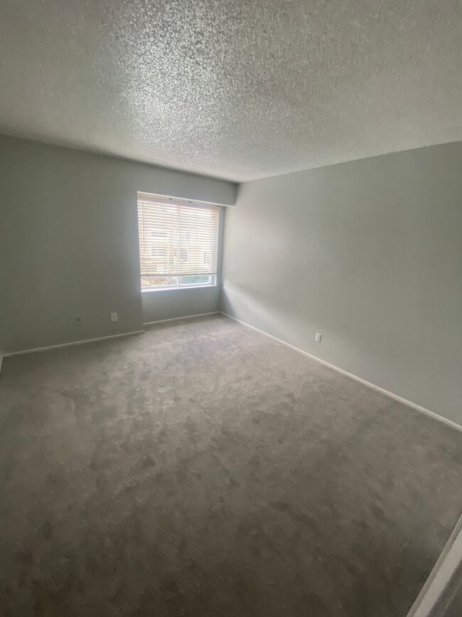 Building Photo - Updated 1 bedroom 1 bathroom in High Hollows!