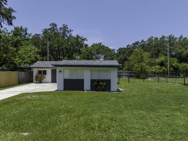 Foto del edificio - Central Lakeland Home with big yard!