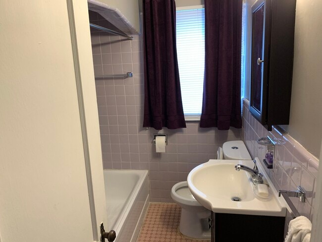 Bathroom - 601 E Webster St