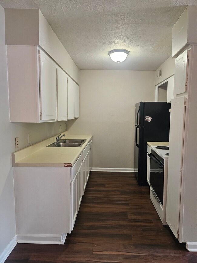 Foto del edificio - 1402 Old Manor Rd