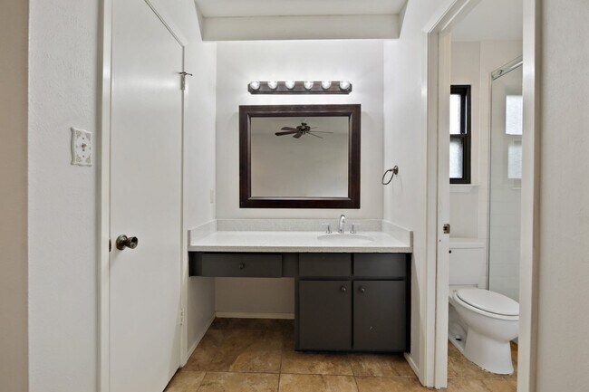 Foto del edificio - 5207 Suburban Dr