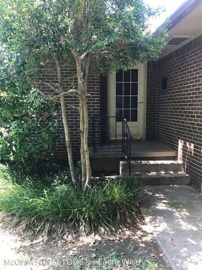 Building Photo - 2226 S Florence Pl