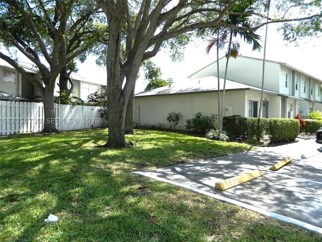 Foto del edificio - 899 Crystal Lake Dr