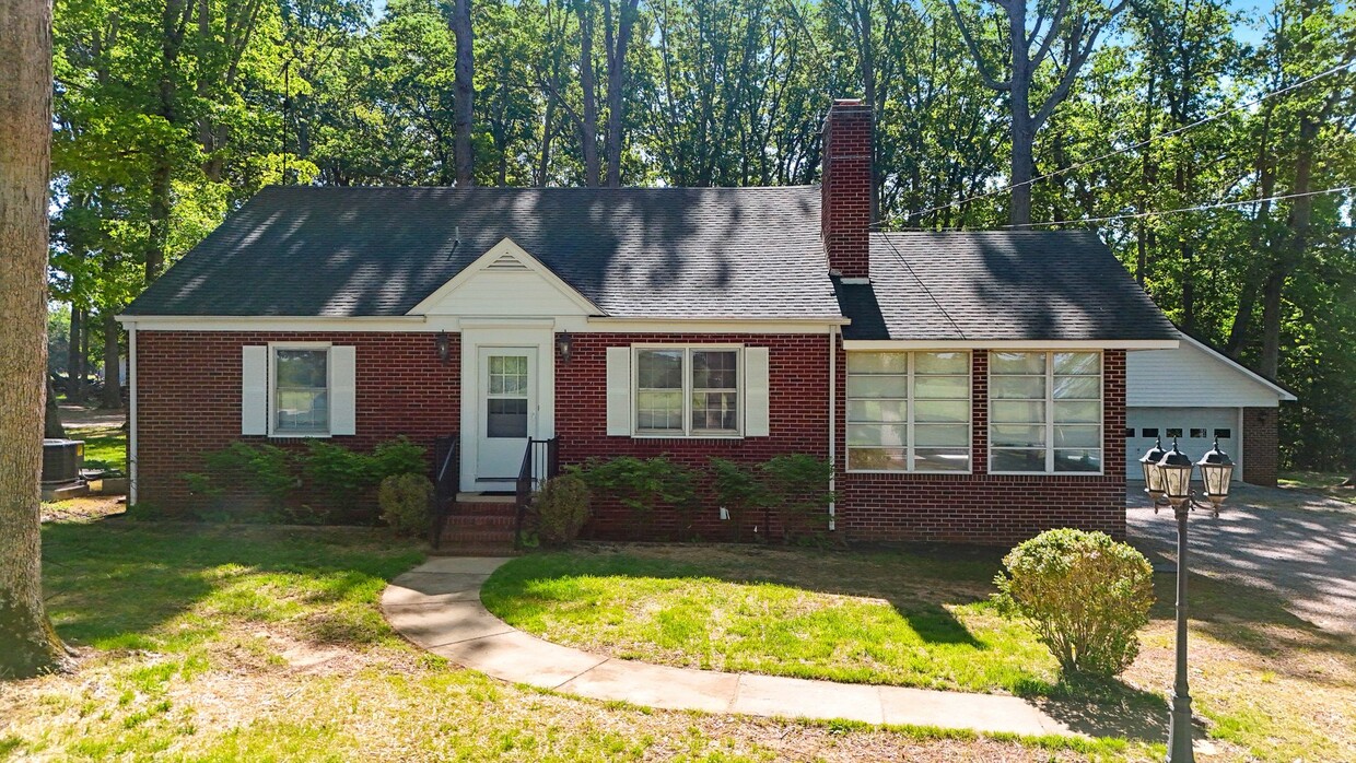 Foto principal - Brick 2-Bedroom Home Close to Farmville an...