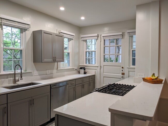 Building Photo - 2387 Woodmere Dr