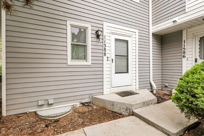 Building Photo - $2,600 - 3 Bed, 1.5 Bath Condo in Aurora w...