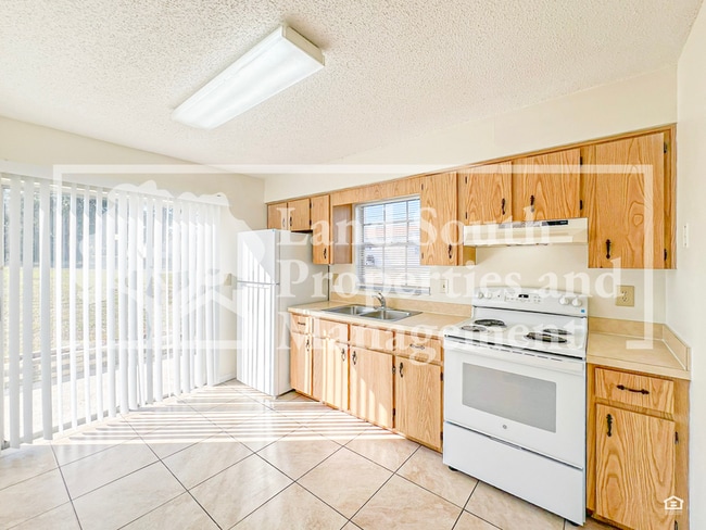 Foto del edificio - 5824 Charlton Dr