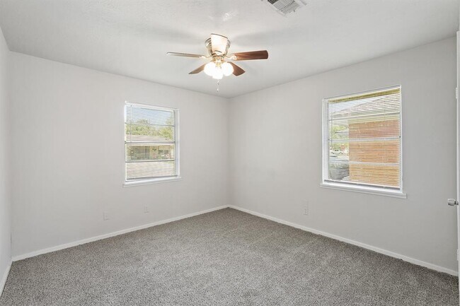 Foto del edificio - 2206 Hickory Ln