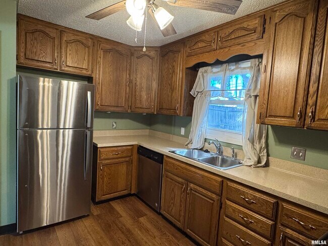 Building Photo - 2325 Queens Ct