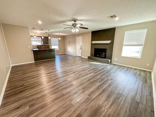 Foto del edificio - 3 Bedroom House in Hewitt - Midway ISD