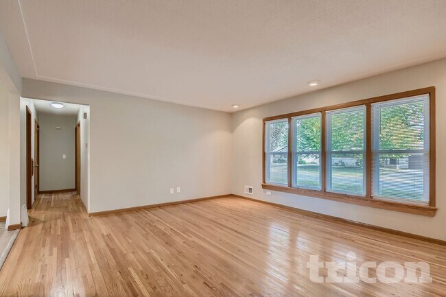 Foto del edificio - 7025 Grimes Ave N