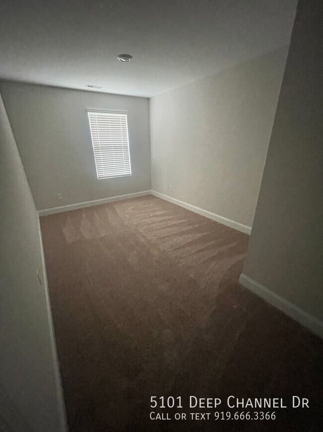 Building Photo - Cozy 3 Bedroom
