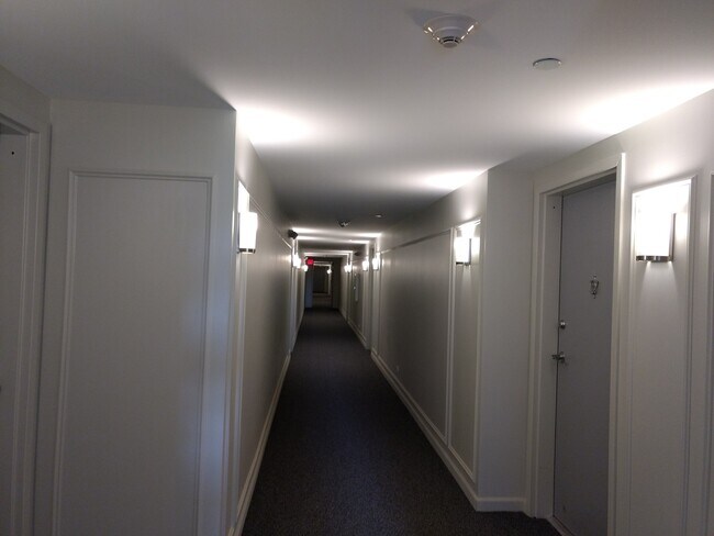 Foto del edificio - 5201 Carriage Way Dr
