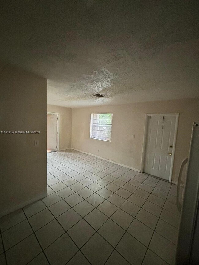 1538 NW 52nd Ave Unit 3, Lauderhill, FL 33313 Room for Rent in