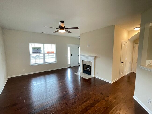 Foto del edificio - White House townhome- lawn care included, 1 car garage!