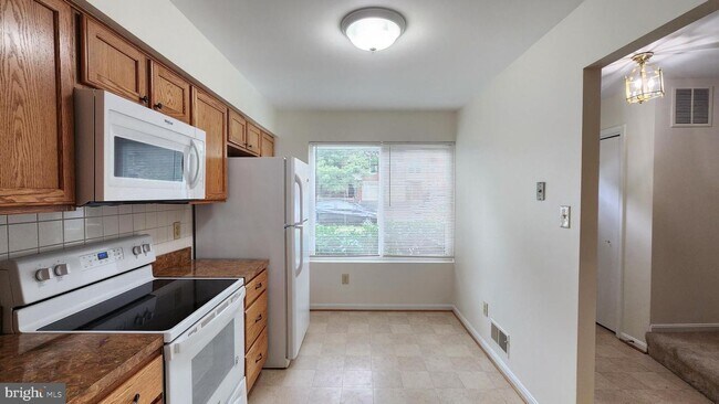 Building Photo - Arlington Townhouse With Attached Garage!