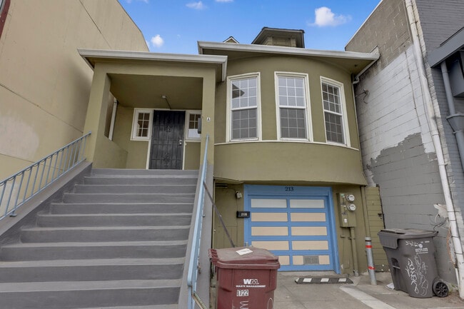 Building Photo - 213 7th St
