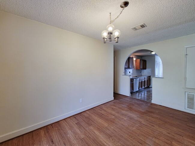 Building Photo - RECENTLY RENOVATED 3 BEDROOM 2 BATH LEASE ...