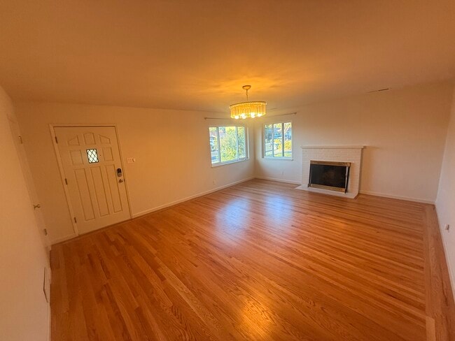 Building Photo - 212 E Hemlock Ave