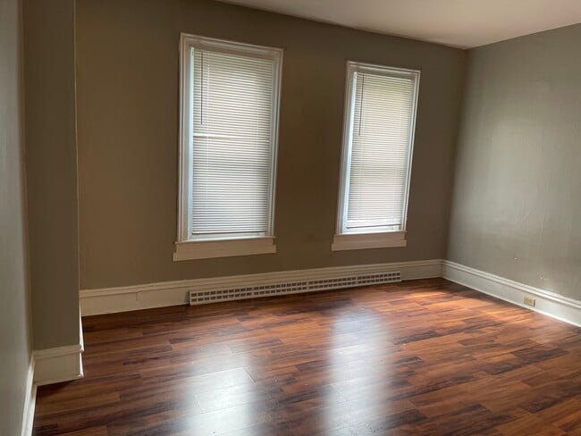 Main bedroom - 804 Johnson St