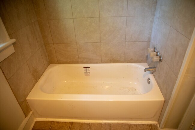 Building Photo - 9 E Cummings Ave