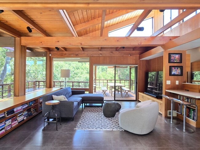 Building Photo - 17089 Crescent Dr