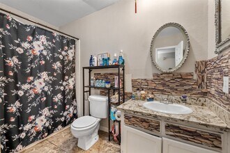 Building Photo - 10711 Heather Hill Dr