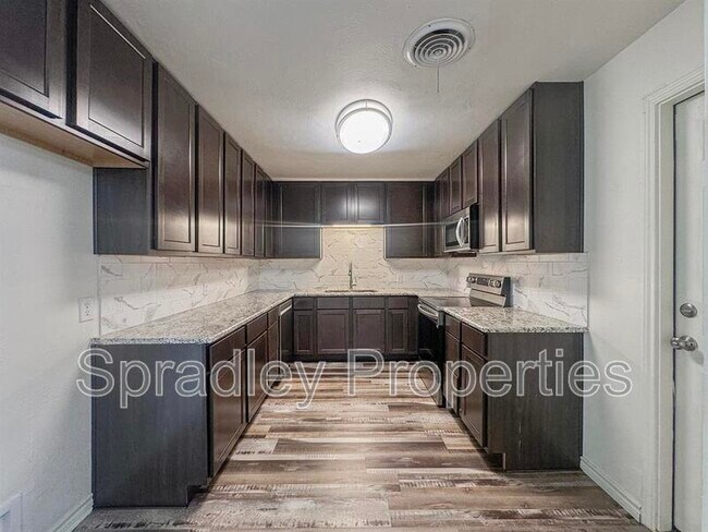 Building Photo - 3213 Pin Oak Dr
