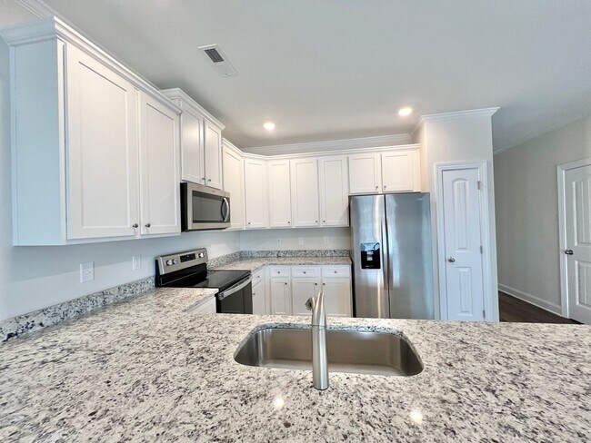 Foto del edificio - Stunning 3BD, 3BA End Unit Raleigh Townhome on a Corner Lot with High End Features in an HOA Comm...