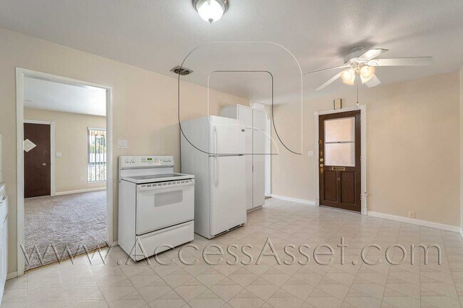 Foto del edificio - Lovely Single Story 2 Bed/1 Bath Beautiful...